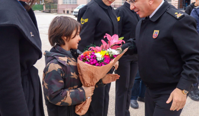 İl Jandarma Komutanı Demir'e anlamlı kart: Makamında ağırladı