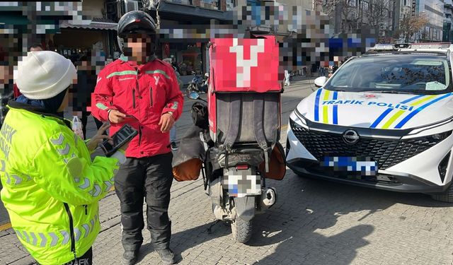 Eskişehir'de trafik denetliyor zabıta görmüyor