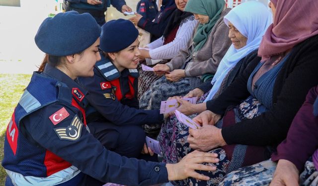 Jandarma ekipleri vatandaşı bilgilendirdi