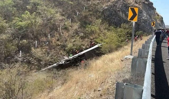 Meksika’da yolcu otobüsü şarampole yuvarlandı: 11 ölü