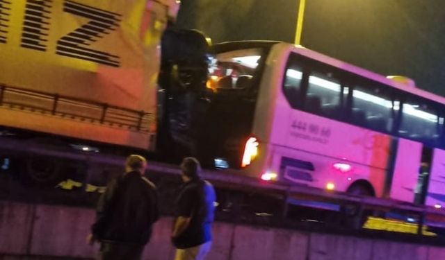 Eskişehir'e doğru gelen öğrenci tur otobüsüne çarptı!