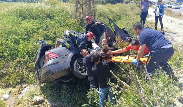 Bariyerlere çarpıp kanala devrildi!