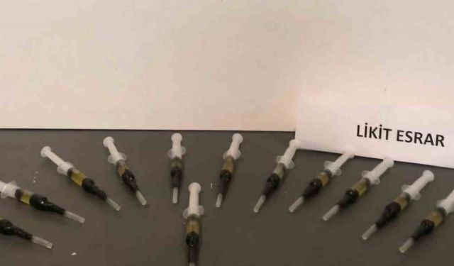 Enjektöre çekili likit esrar ele geçirdi