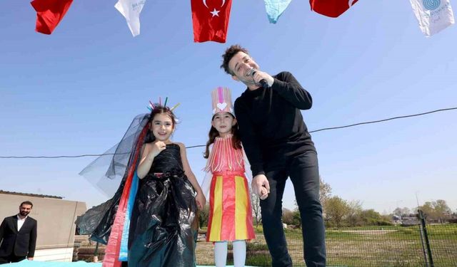 Minik öğrencilerden geri dönüşümden defilesi