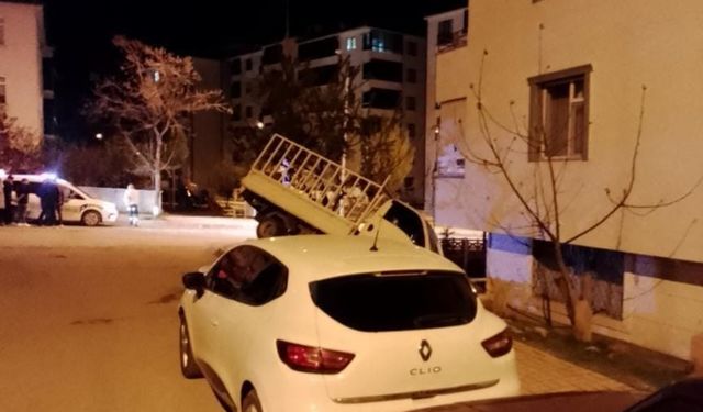 Pikap apartman bahçesine uçtu