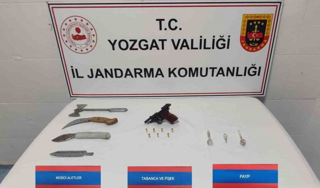 Şüpheli otomobilde tabanca ve balta ele geçirildi