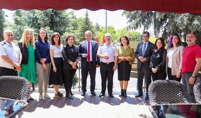 Eğitim sonunda plaket takdim edildi