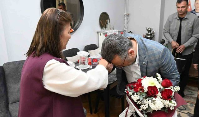 Şehit annelerini ziyaret etti