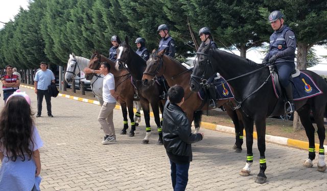 Atlı jandarmalar ilgi gördü