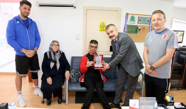 Azmi ve başarısıyla taktir topluyor!