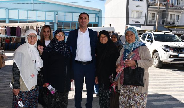Bin adet çiçek dağıttılar!