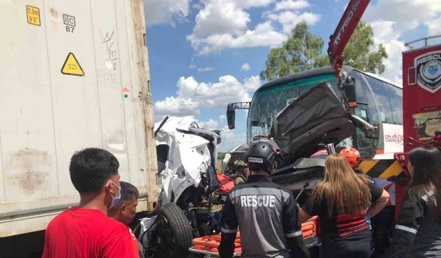 Filipinler’de yolcu otobüsü gişelerde bekleyen araçlara çarptı: 10 ölü