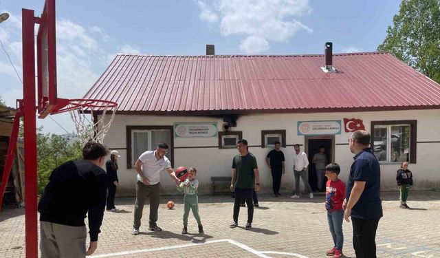 Üniversite öğrencilerinden köy okuluna anlamlı destek