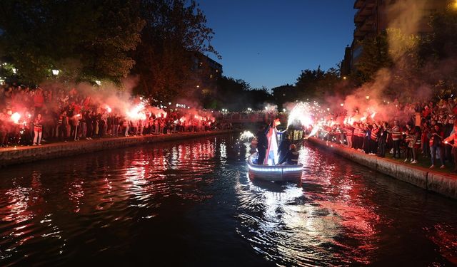Eskişehirliler bayramını geleneksel fener alayı ile kutladı