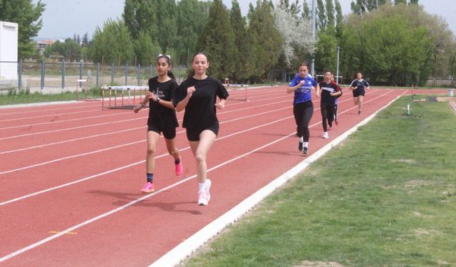 Atletizm yarışları nefes kesti