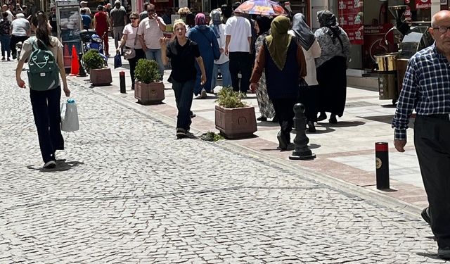 Eskişehir'de sıcak havalar modanın seyrini değiştirdi...