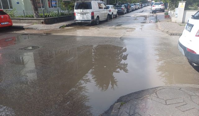 Yağmur yağdı vatandaş zorlandı