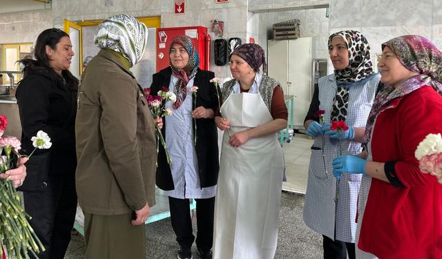 İşçilere karanfil dağıttı