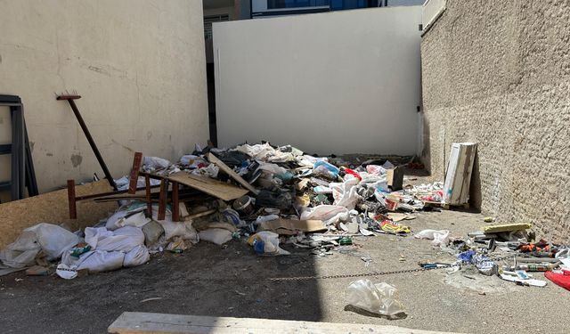 Boş arazi adeta çöplüğe döndü!