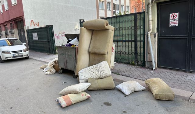Kaldırıma bırakılan eski eşyalar yol geçişini kapattı!