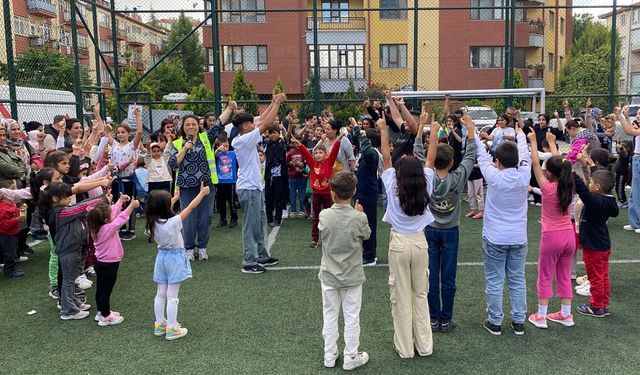 Çocukların yüzünü güldürüyorlar