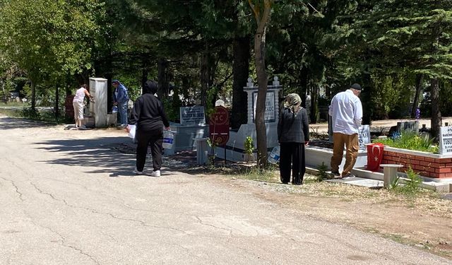 Bayram arefesinde mezarlıklarda yoğunluk