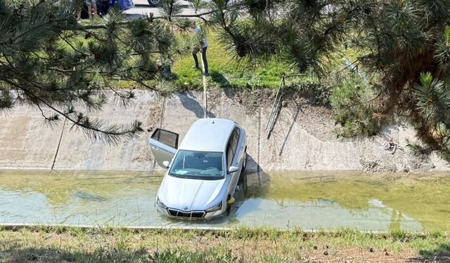 Eskişehir'de kontrolden çıkan otomobil sulama kanalına uçtu!