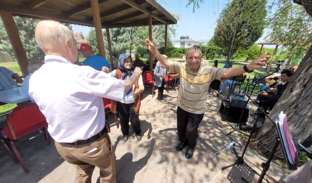 Koca Çınarlara Babalar Günü kutlaması