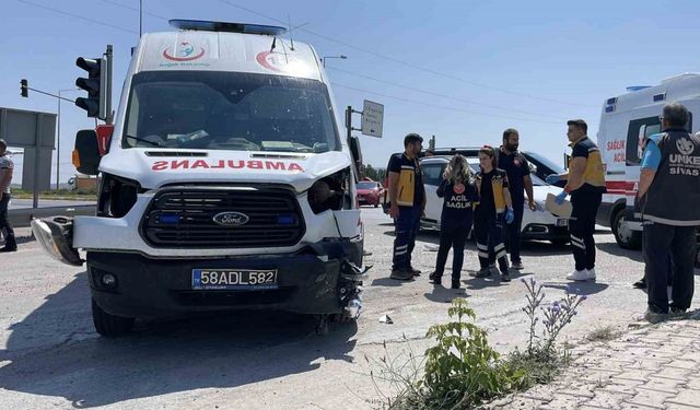 Ambulans ile otomobil çarpıştı! Yaralılar var