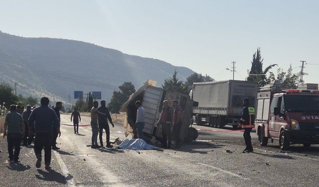 Otomobil ile kamyonet çarpıştı: 1 ölü, 4 yaralı