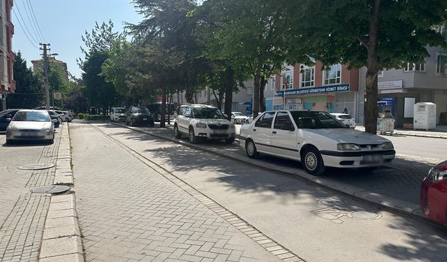 Kaldırım otopark... Eskişehir'de bu problem giderek derinleşiyor!
