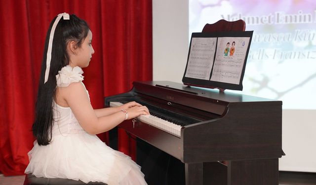 Minik kursiyerlerden unutulmaz performans...