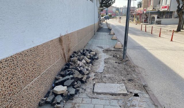 Eskişehir'de bu kaldırım bakım bekliyor!
