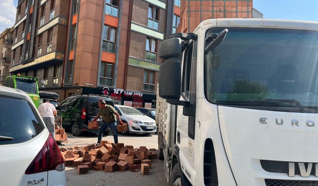 Kamyondan düşen tuğlalar yolu kapattı!
