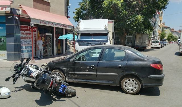 Motosikletli polis aracına otomobil çarptı!