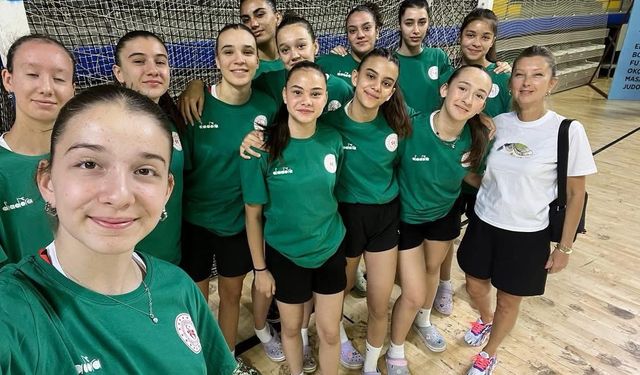 Eskişehir Kız Voleybol Takımı Türkiye yarı finallerinde