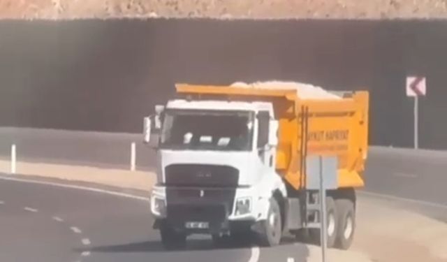 Hafriyat kamyonu karşı şeride geçerek trafiği tehlikeye attı