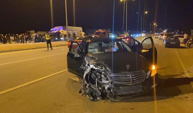 İki otomobil çarpıştı: 3 yaralı