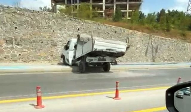 Park halindeki kamyonet istinat duvarından caddeye düştü