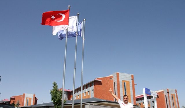 Spor tesislerindeki bayraklar yenilendi