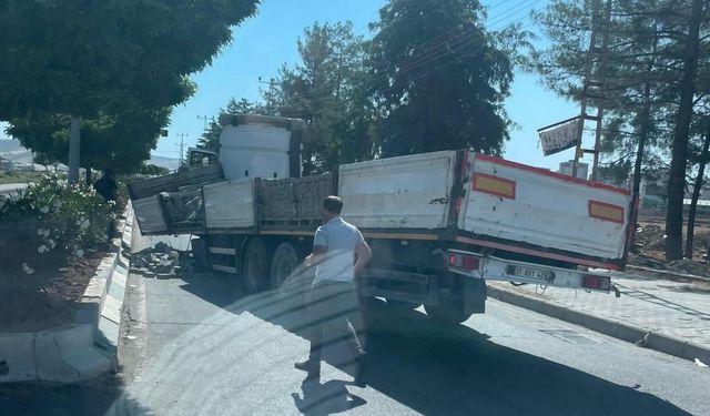 Tırın dorsesi araçtan ayrıldı, facia kıl payı atlatıldı