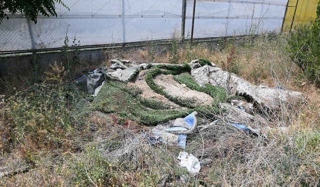 Eskişehir'de halı sahanın eski çimleri boş alana atıldı!
