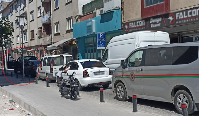 Dar sokakta bırakılan araç trafiği felç etti!