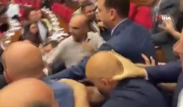 Ermenistan Parlamentosu’nda yumruklu kavga!