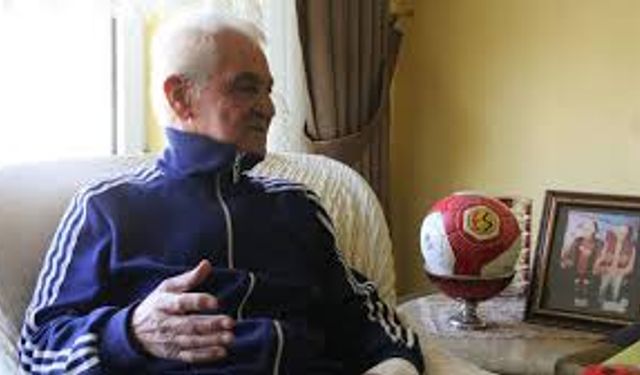 Eskişehirspor ve A Millî Takım'ın efsanesi Süreyya Özkefe hayatını kaybetti