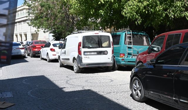 Eskişehir'de çift sıra park trafiği felç etti!