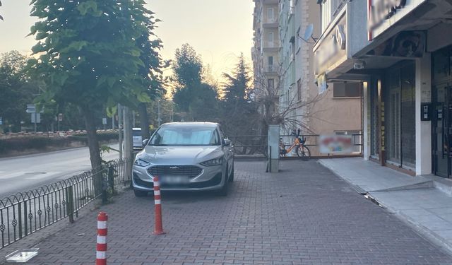 Eskişehir'de araç kaldırımı işgal etti!