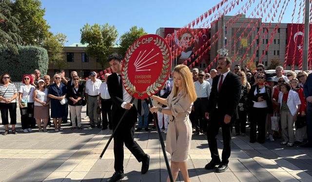 CHP Eskişehir İl Örgütü Atatürk Anıtı'na çelenk sundu