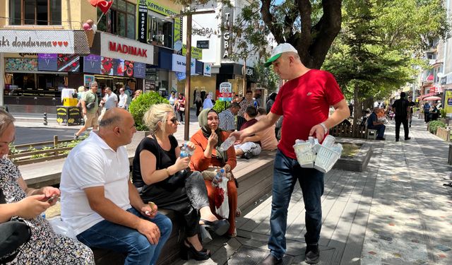 Vatandaşların yaptığı bağışlarla her gün saatlerce ücretsiz su dağıtıyor