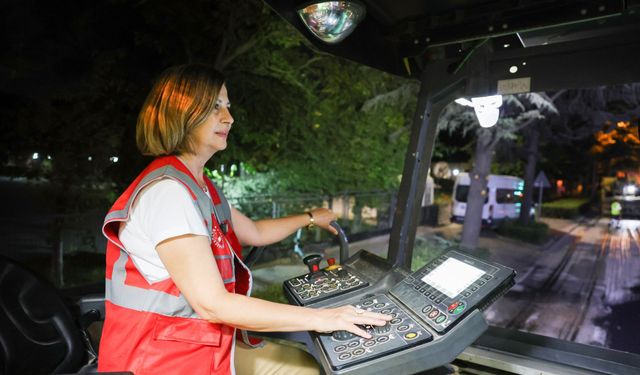 Başkan Ünlüce iş makinesi kullandı